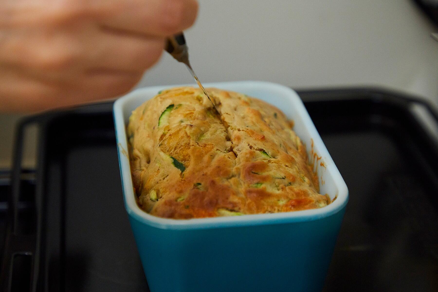 一度オーブンから取り出し切り込みを入れる