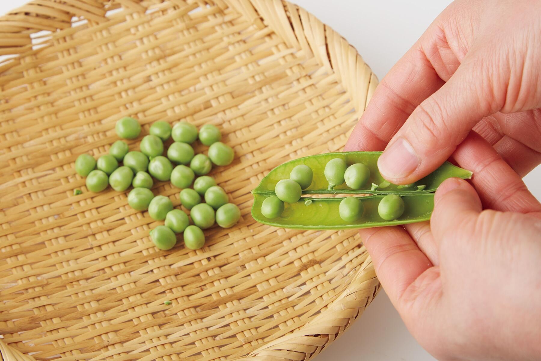 グリーンピースを洗う