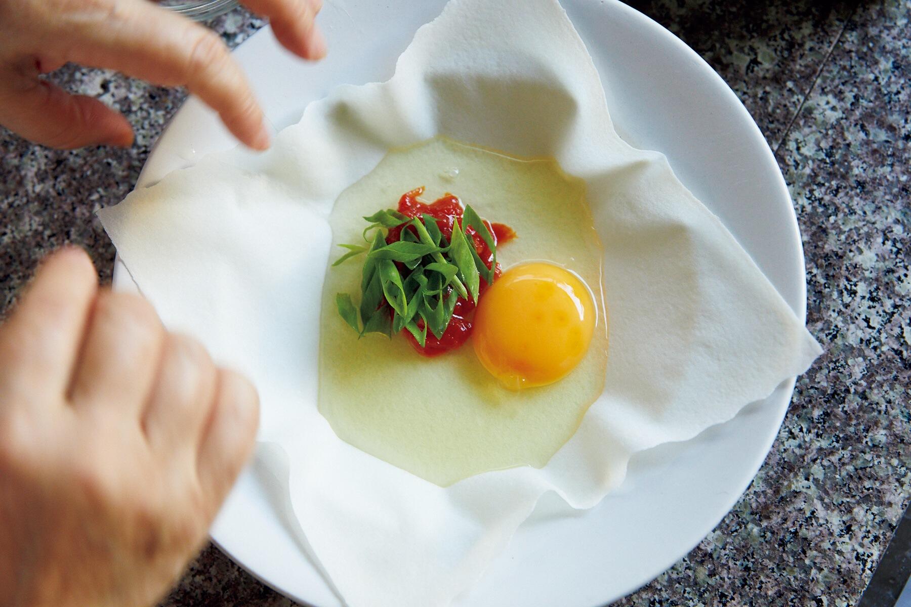 春巻きの皮に材料をのせる