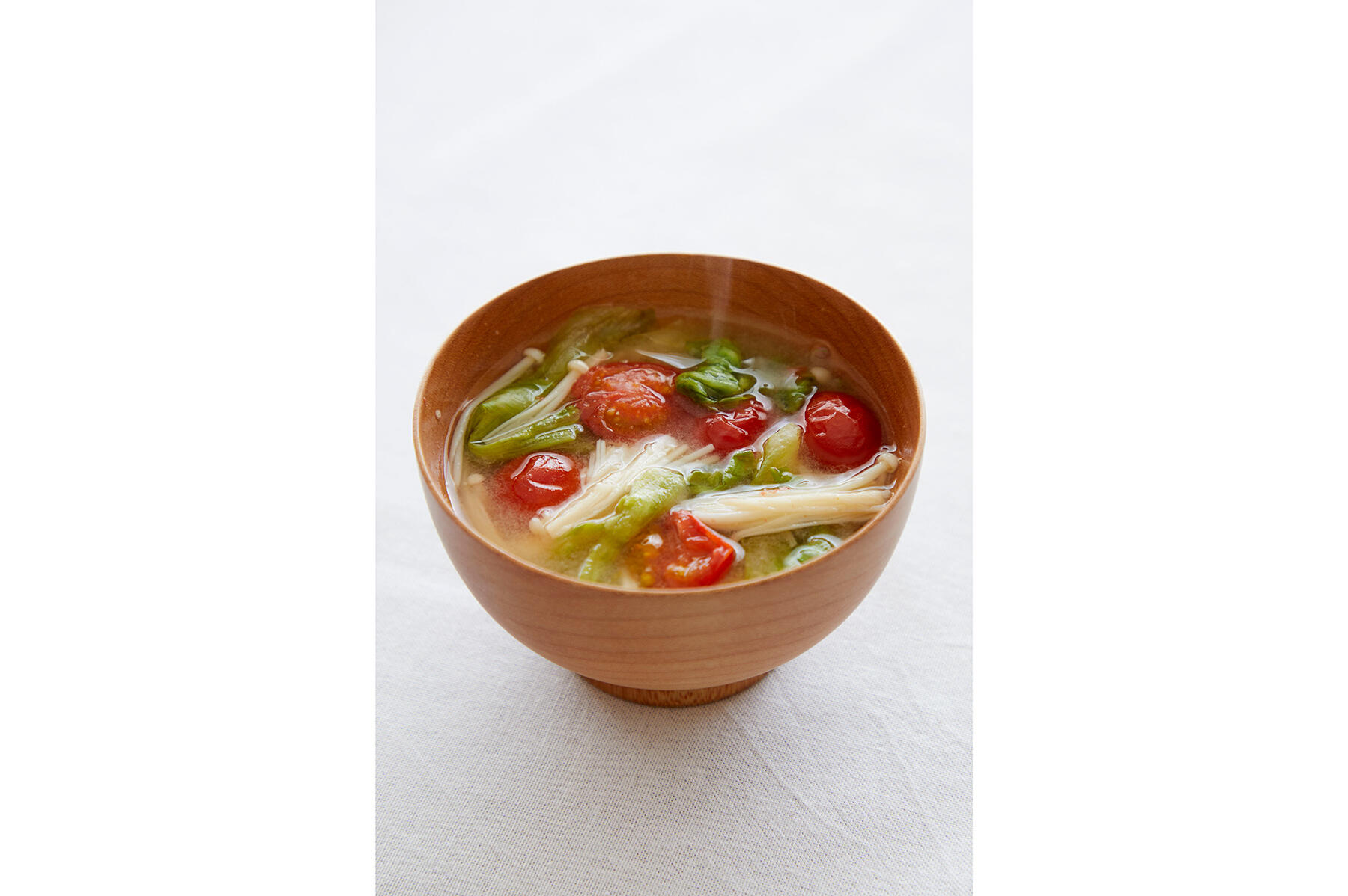 やさしい酸味と甘味を味わう“レタスとミニトマトの味噌汁”