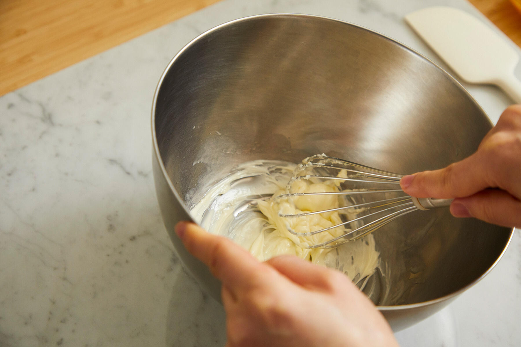 バターと砂糖を混ぜる