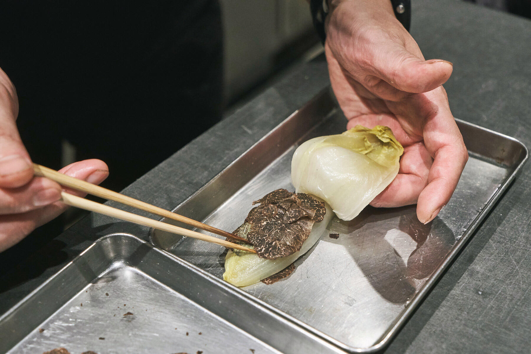 葉一枚ずつの間に黒トリュフを丁寧にたっぷり挟む