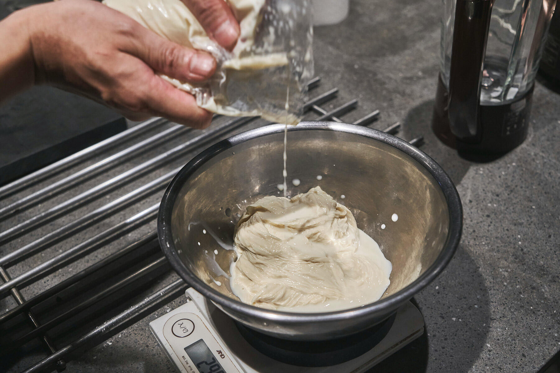 ミキサーでピューレ状に攪拌する