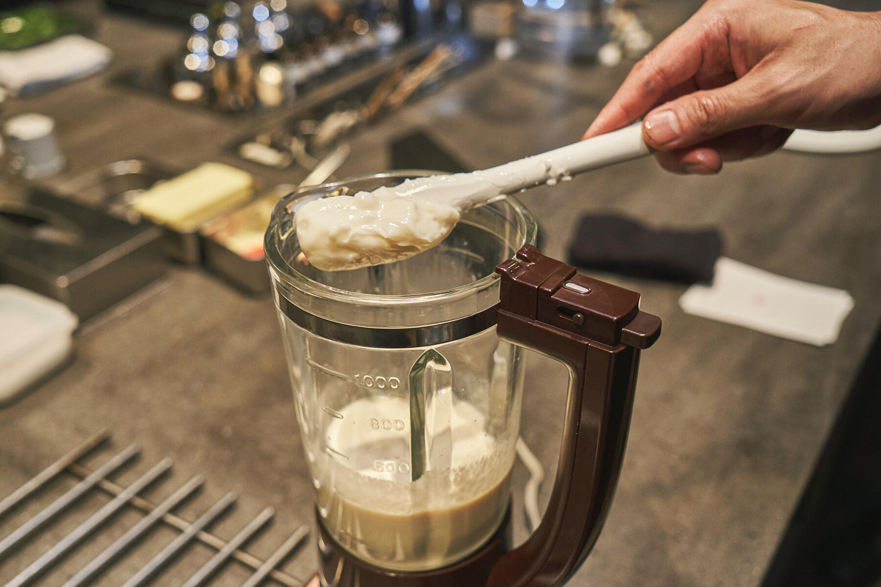 ミキサーでピューレ状に攪拌する