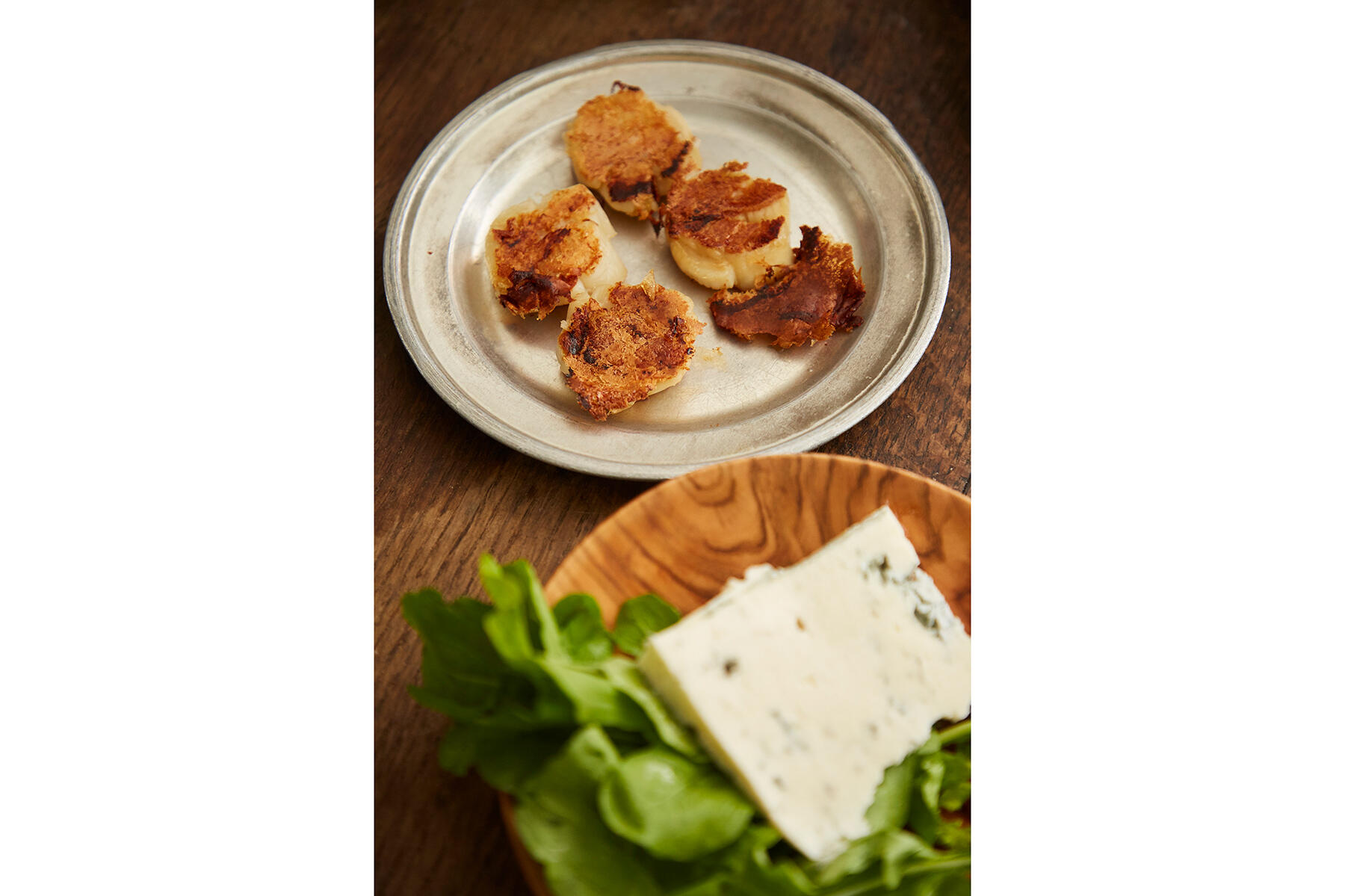 ルッコラとゴルゴンゾーラを挟んだ“ホタテの海苔巻き”