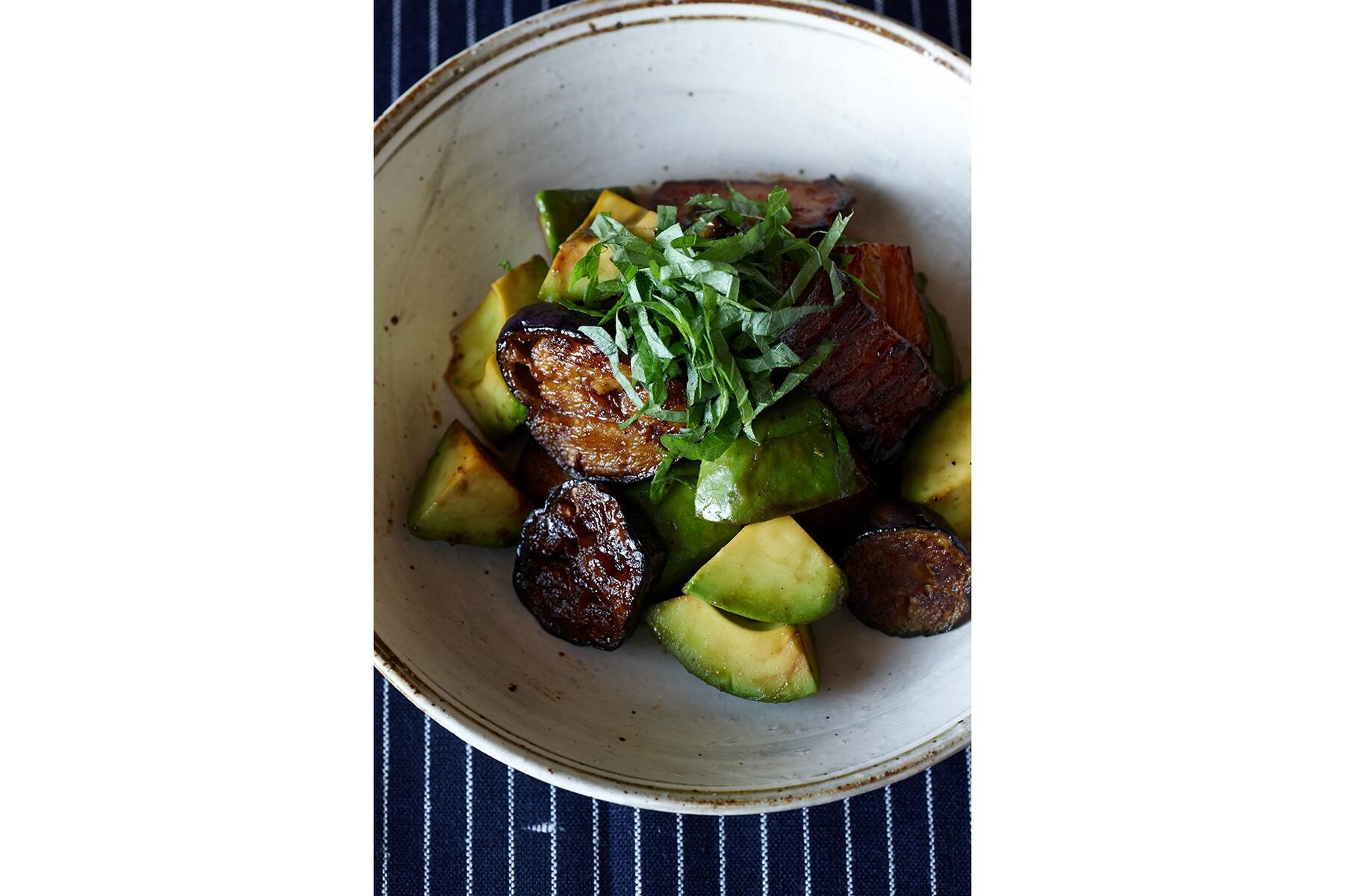 とろける美味しさ！“アボカドとなすとベーコンの炒めもの”