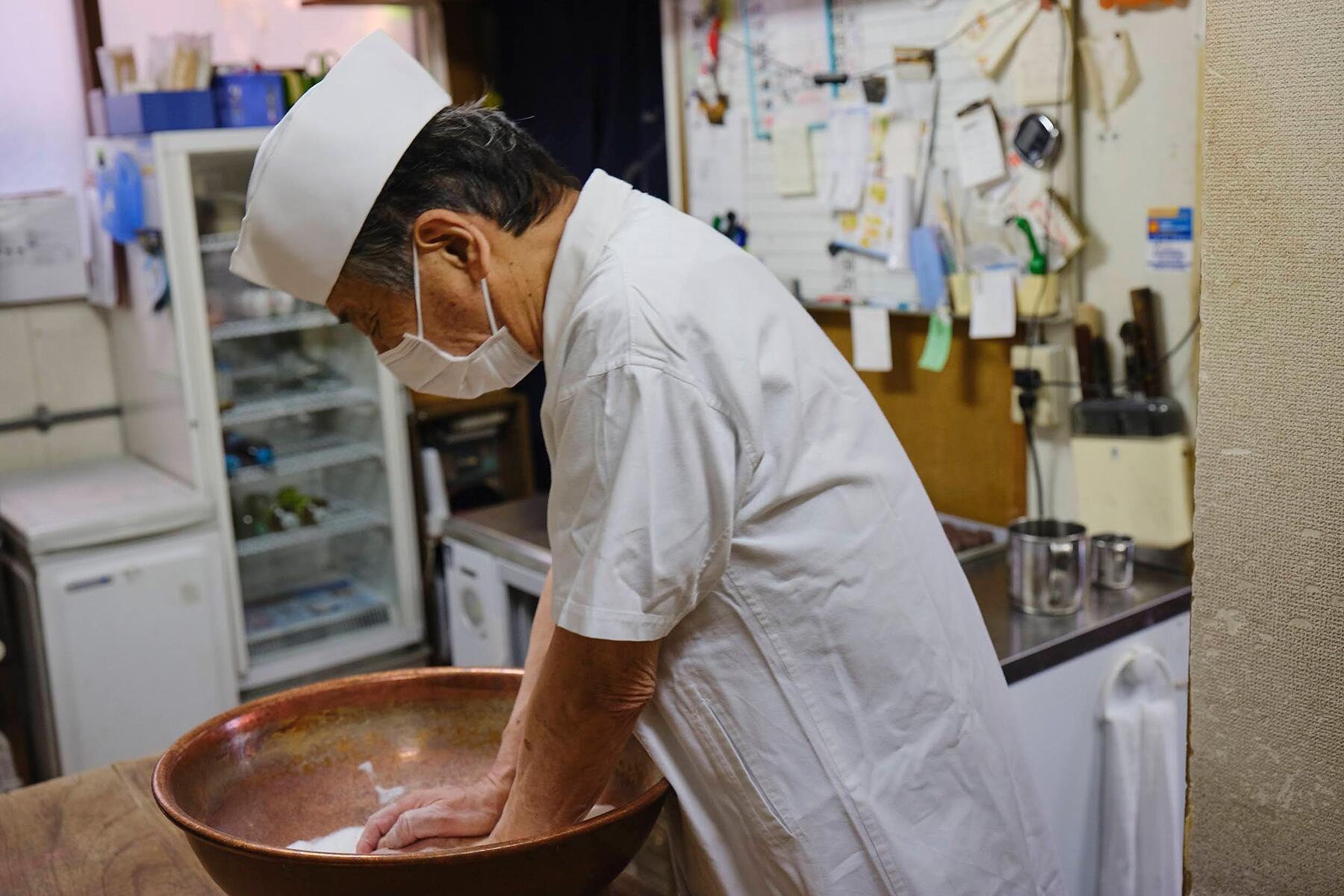 生地をつくる主人