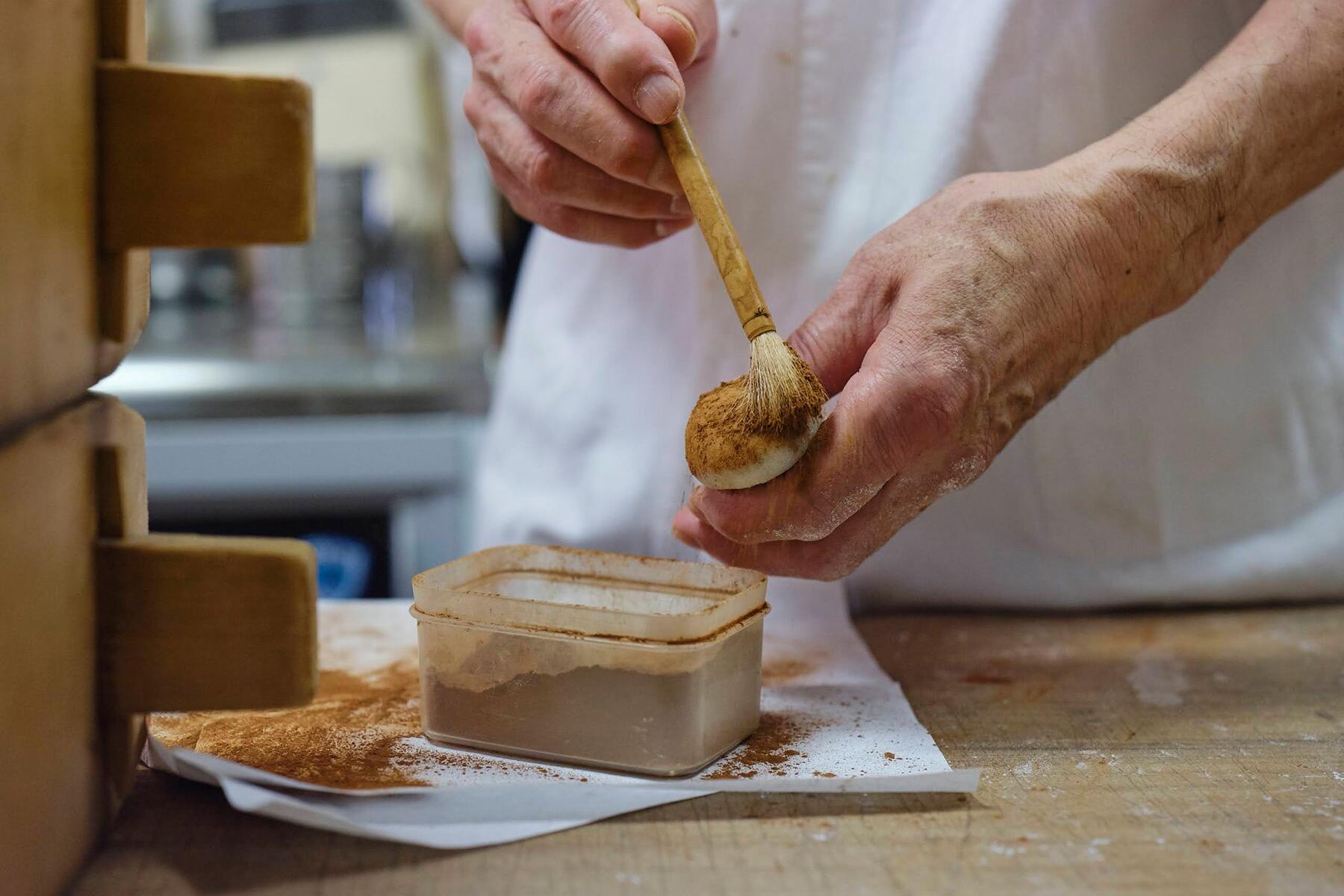 かさに粉をつける