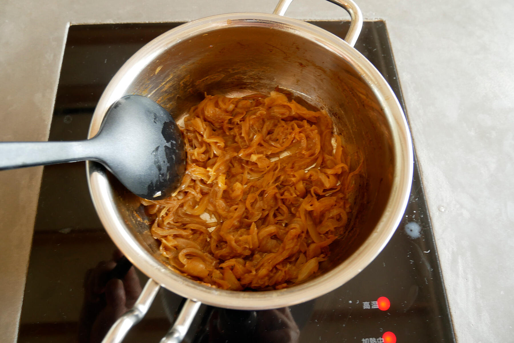 玉ねぎを炒める