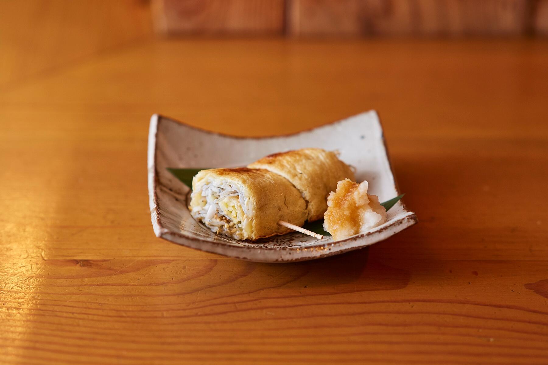 ふくよかな酒と合わせたい“しらすと葱とチーズの油揚げ巻き焼き”