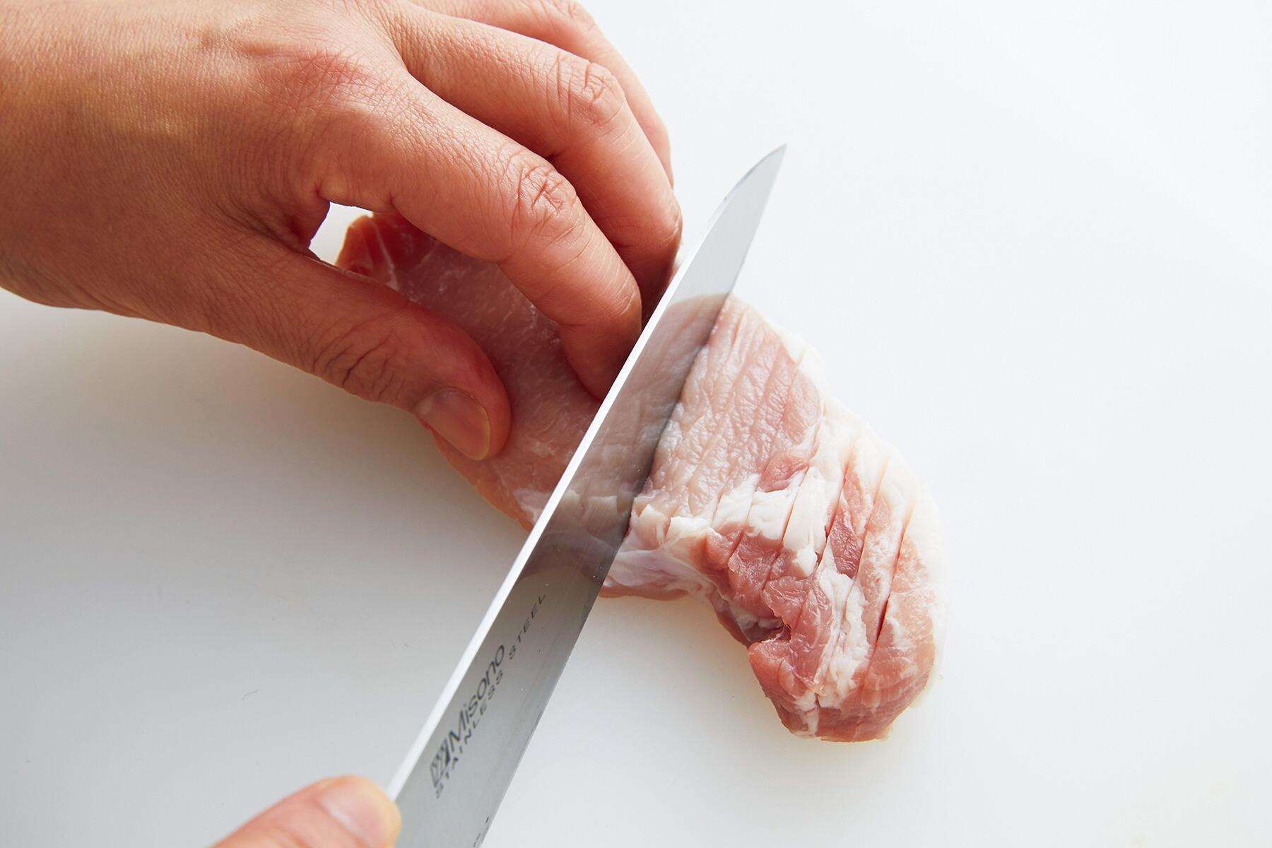 豚肉に切り込みを入れる