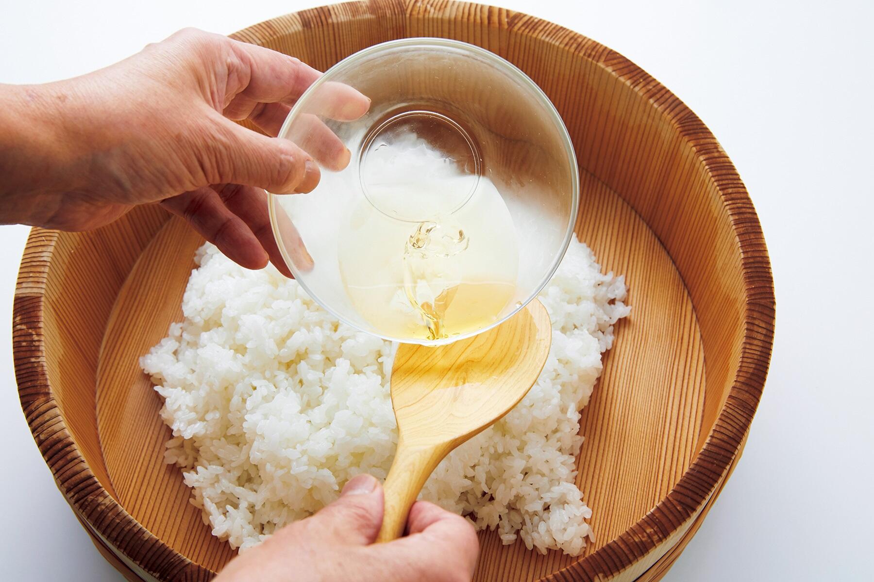 寿司酢をふり入れる