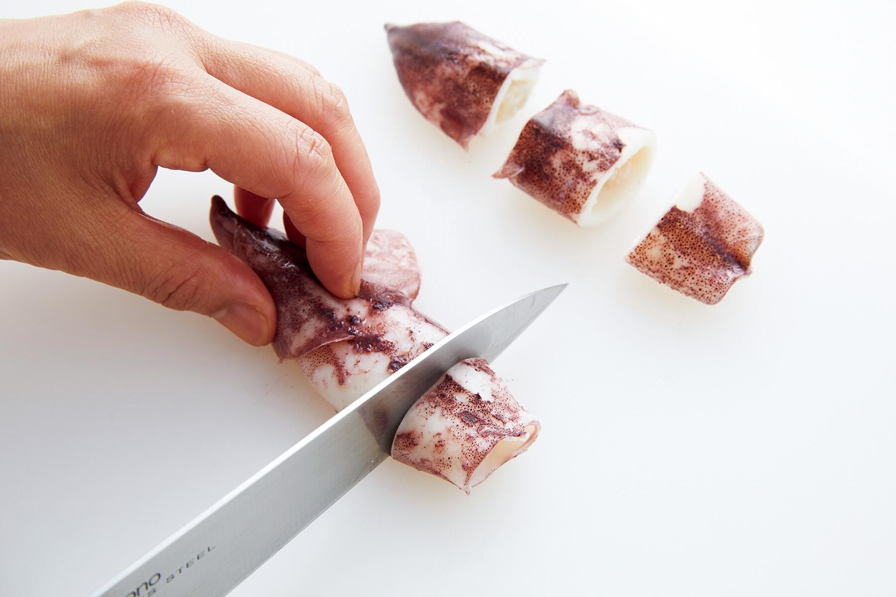 具材をカットする