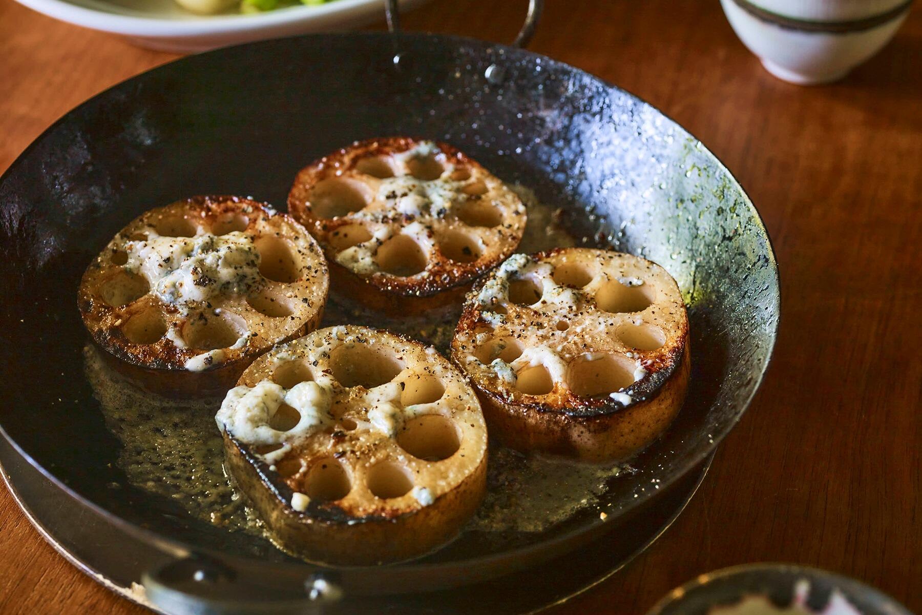 ワインを誘う！旨味が深い“れんこんステーキブルーチーズのせ”