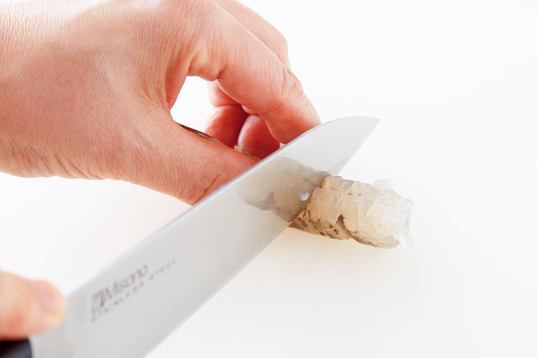 海老に切り込みを入れる