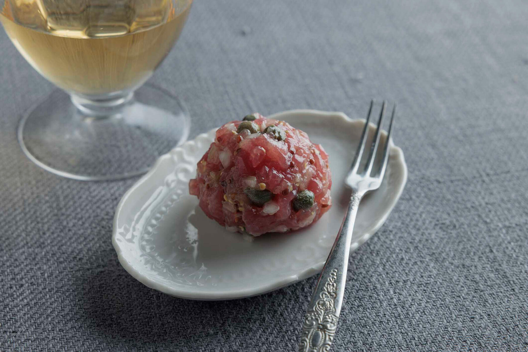 力強い旨味がワインの酸味と相性抜群“まぐろだんご”