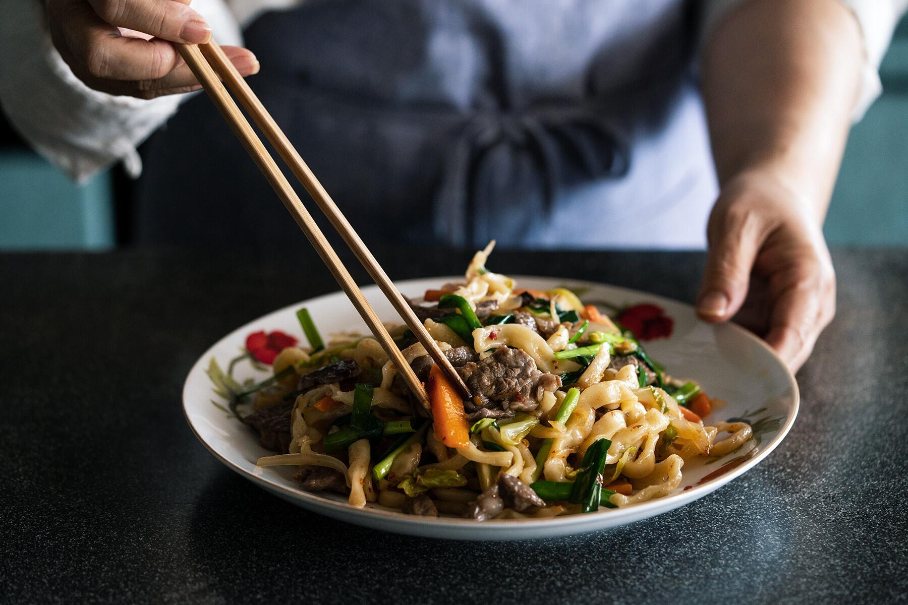 ラムの香りと旨味がたまらない“モンゴル風焼きうどん”
