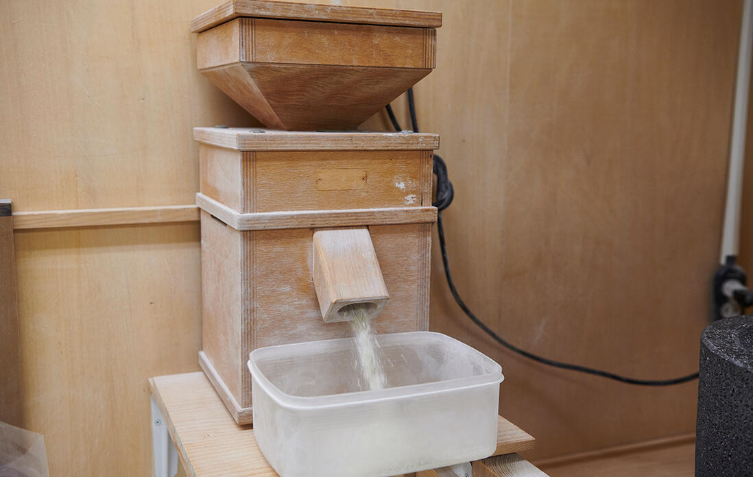 電動のセラミック臼