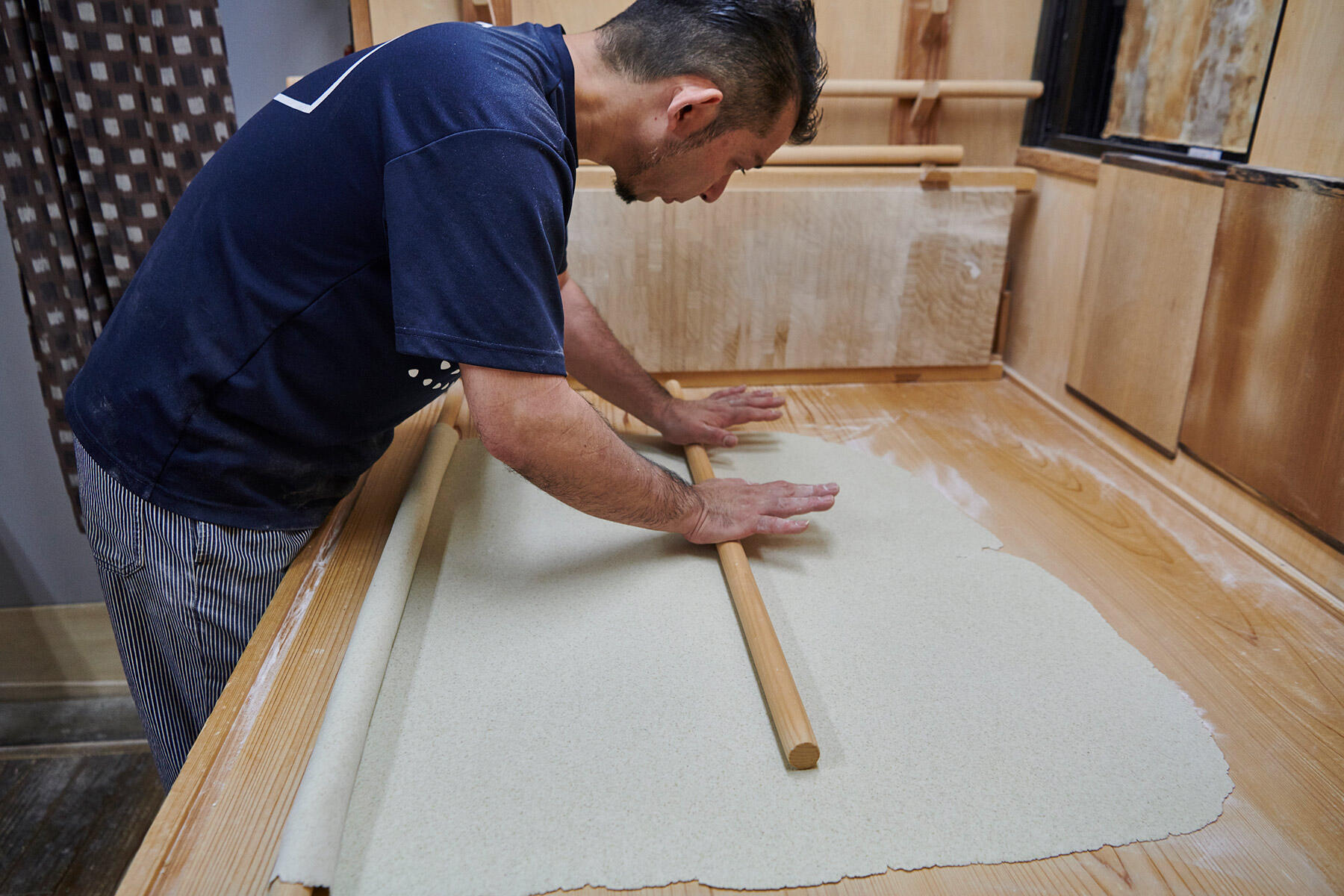 四角く薄い蕎麦生地