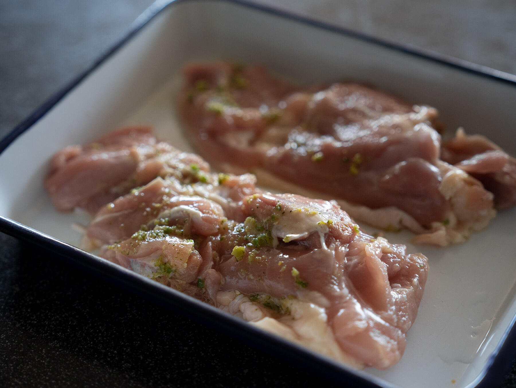 鶏肉に下味をつける