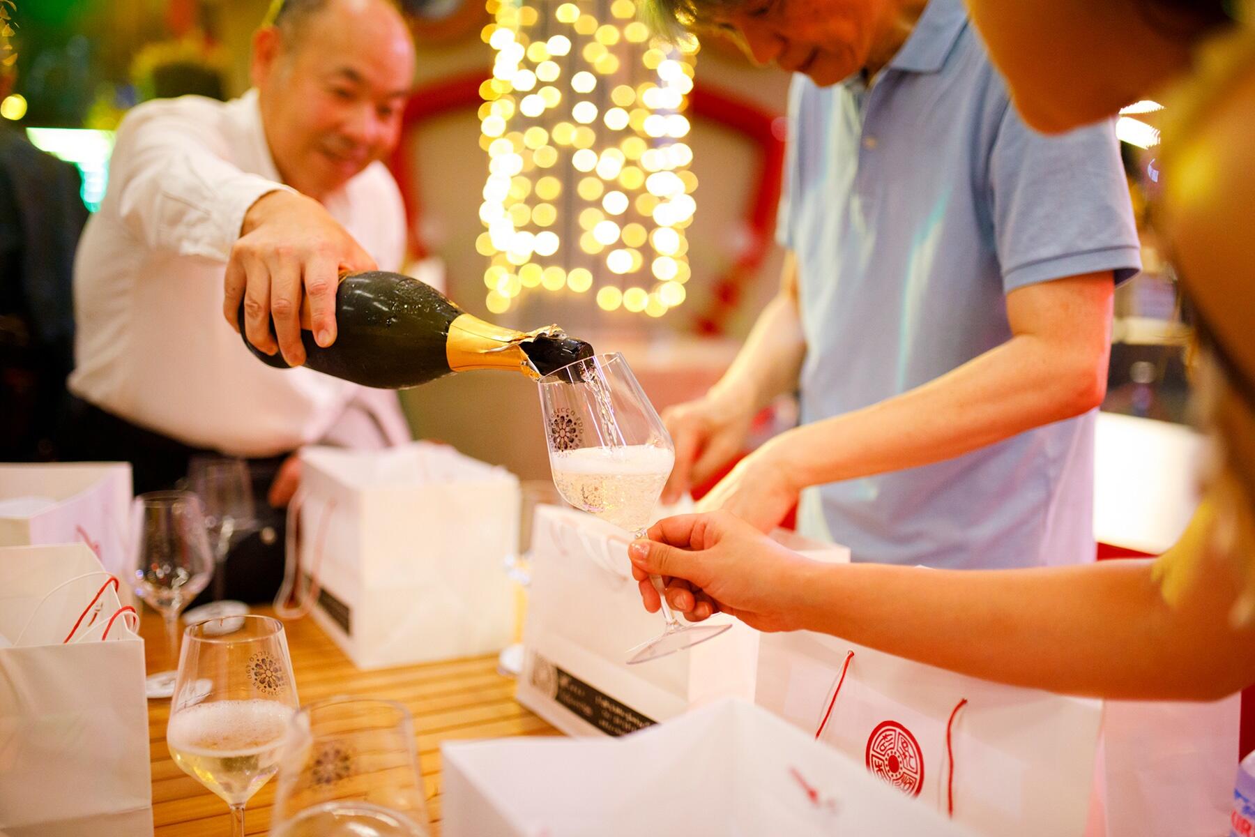 グラスに注ぐ様子