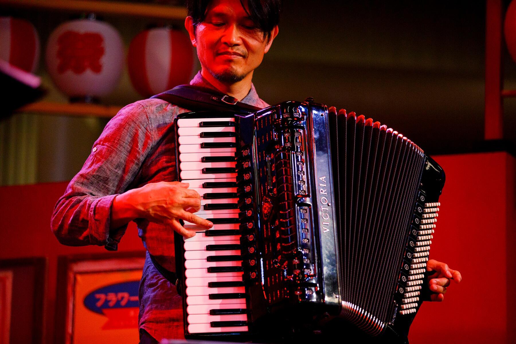 アコーディオン奏者の佐藤芳明さん