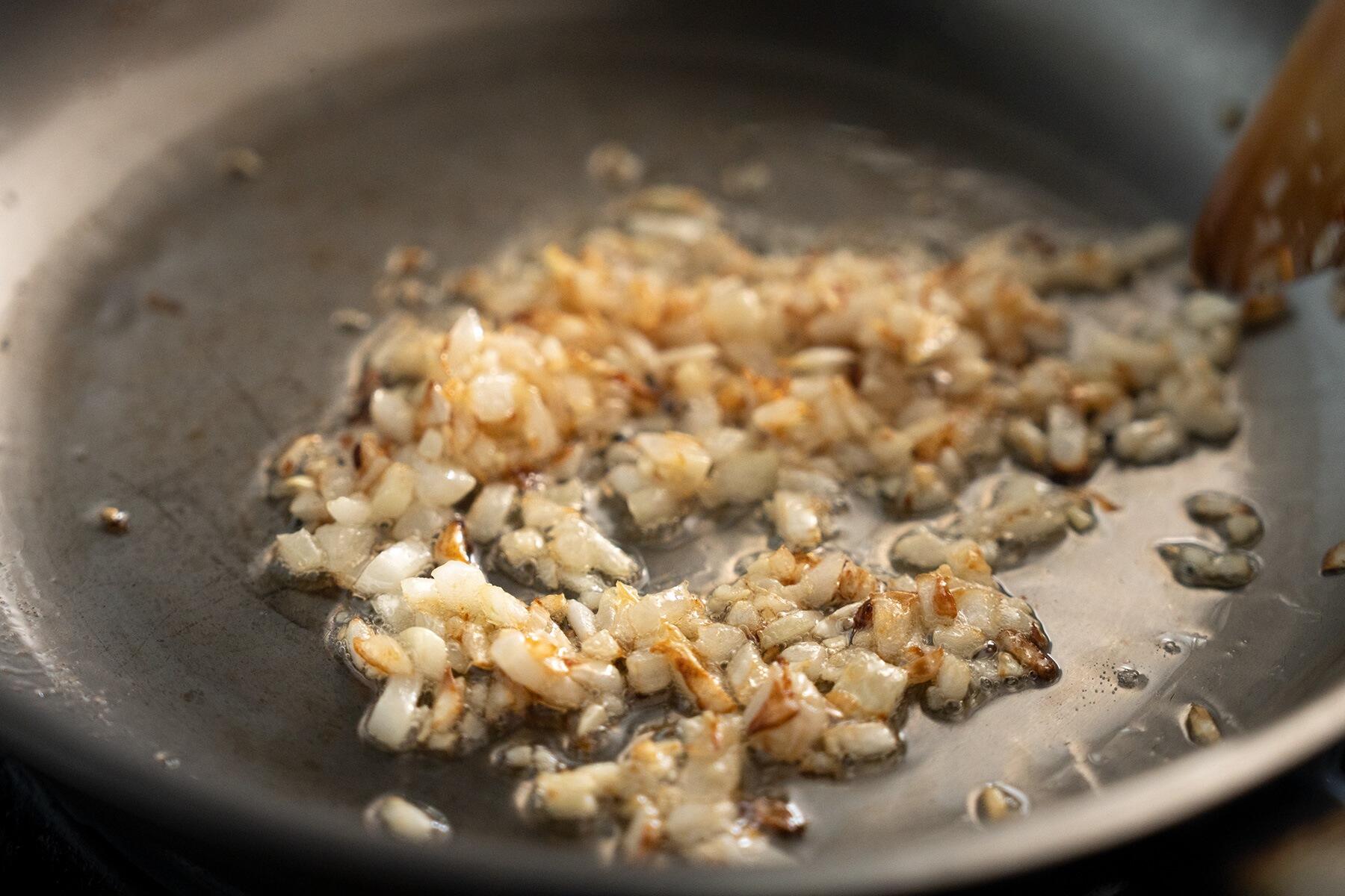 玉ねぎを炒める