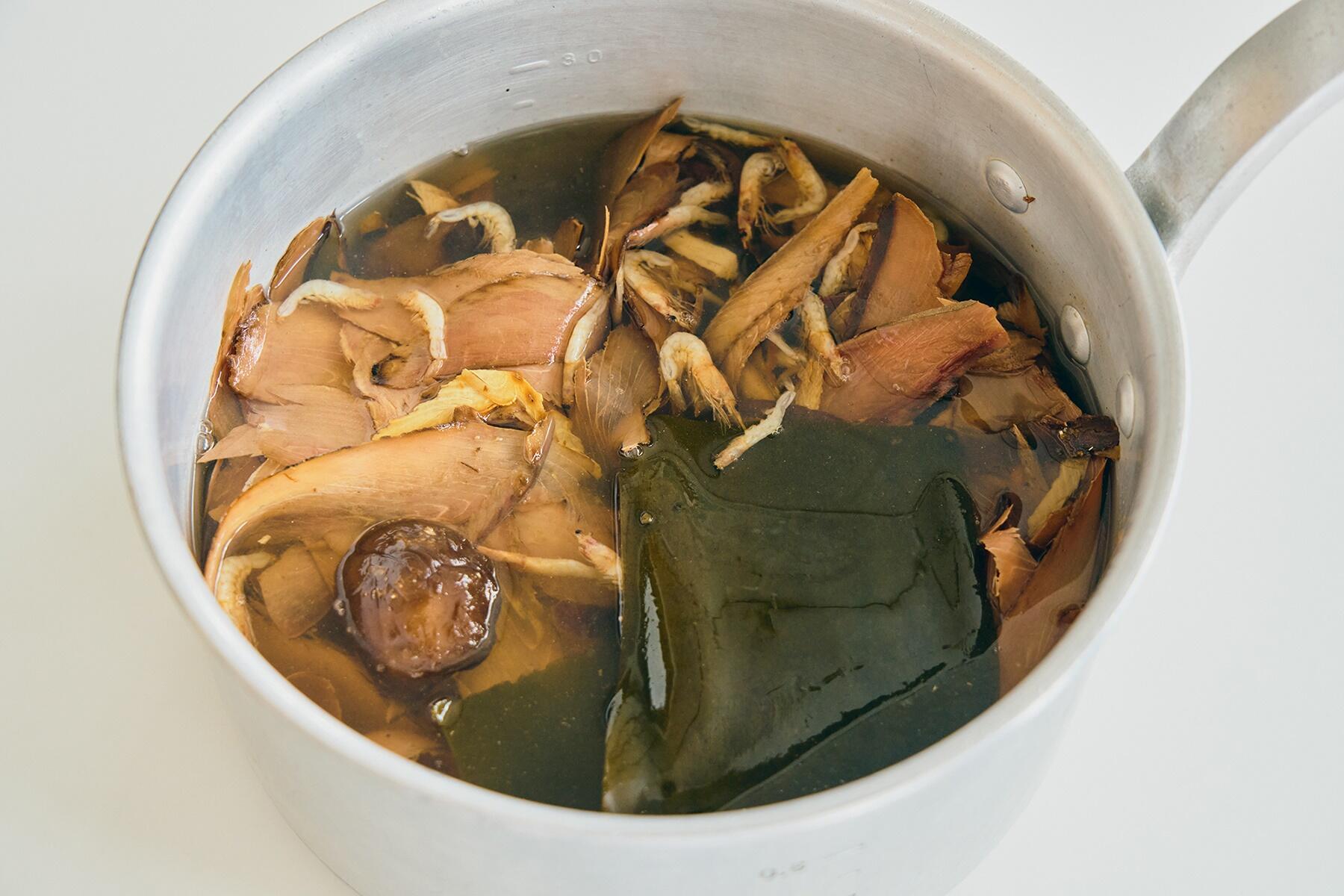 魚介出汁をとる