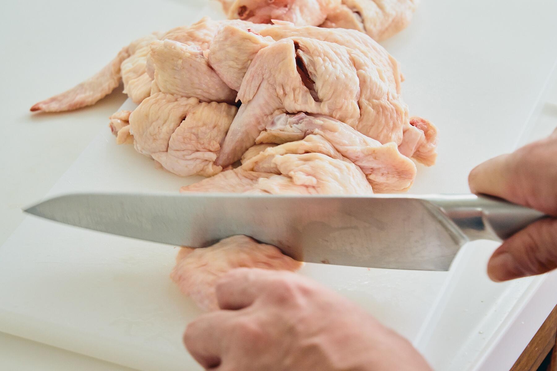 鶏手羽の骨をたたき割る