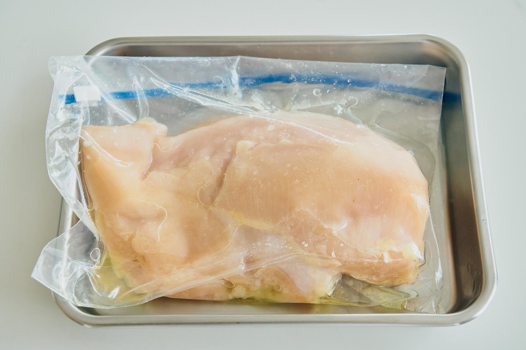 鶏肉に下味をつける