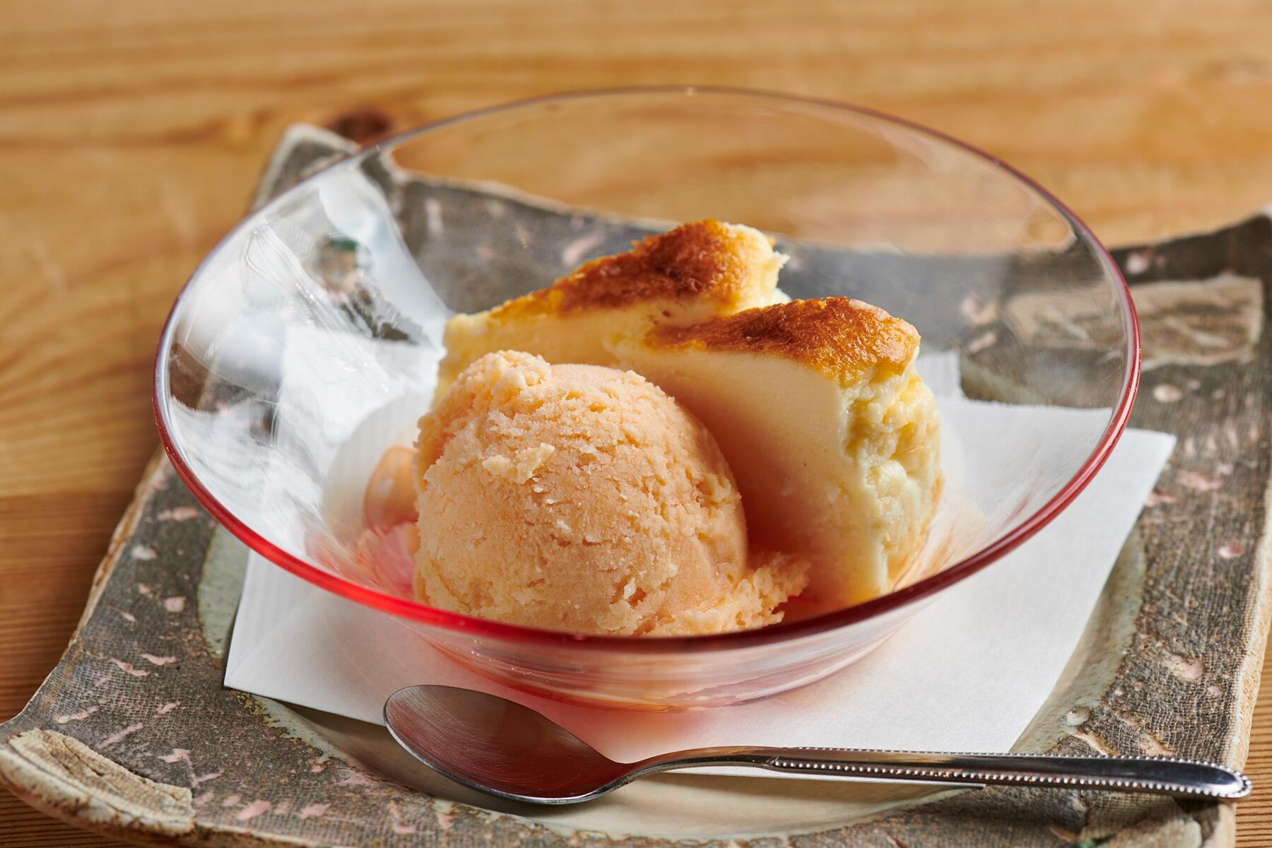 バスクチーズケーキとアイスクリーム