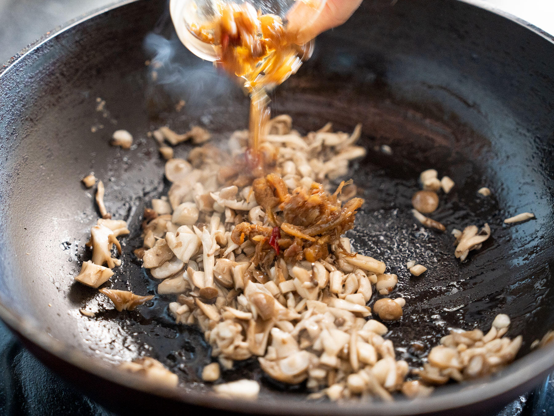 きのこ類を炒める
