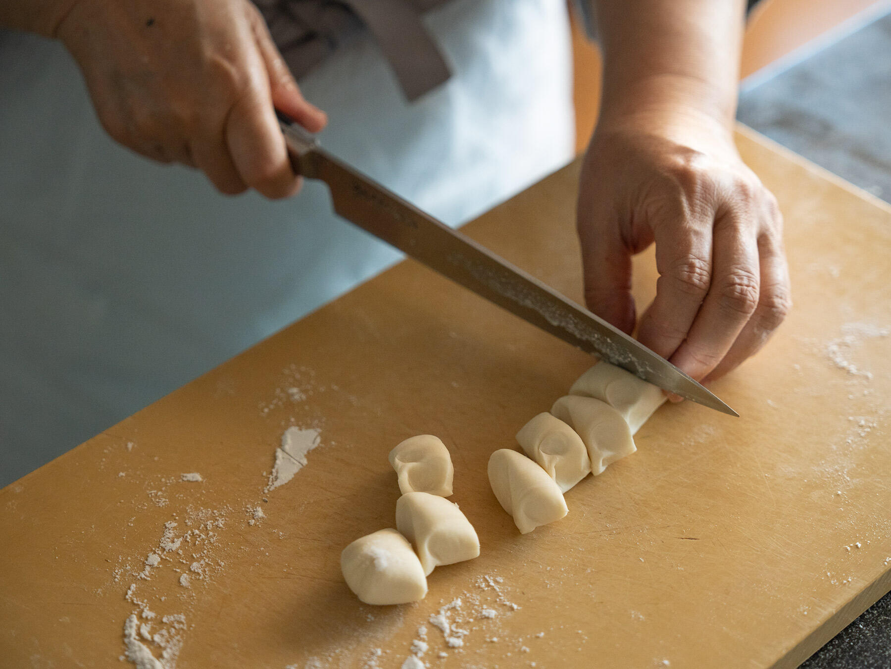 生地をカットする