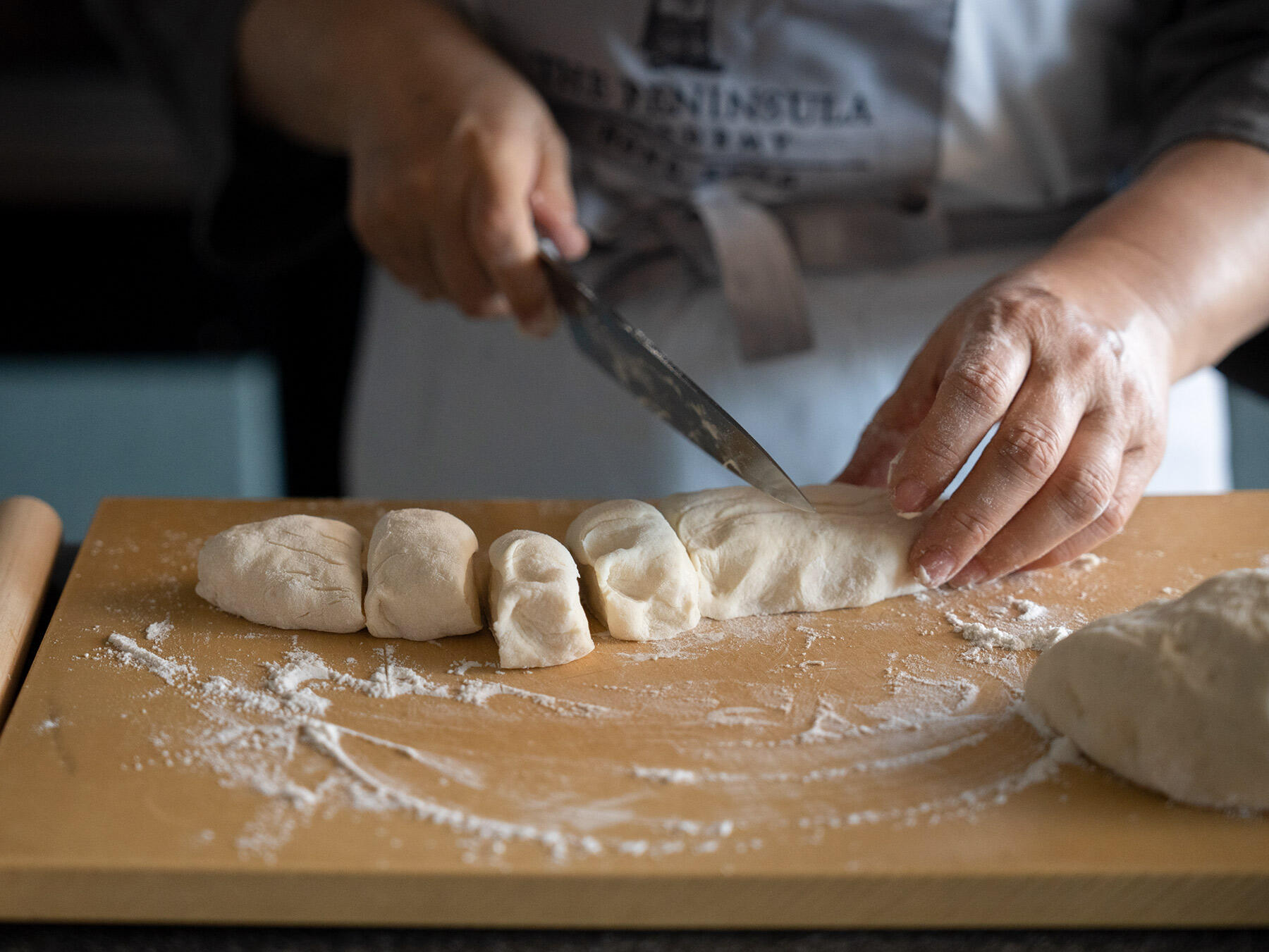 生地をカットする