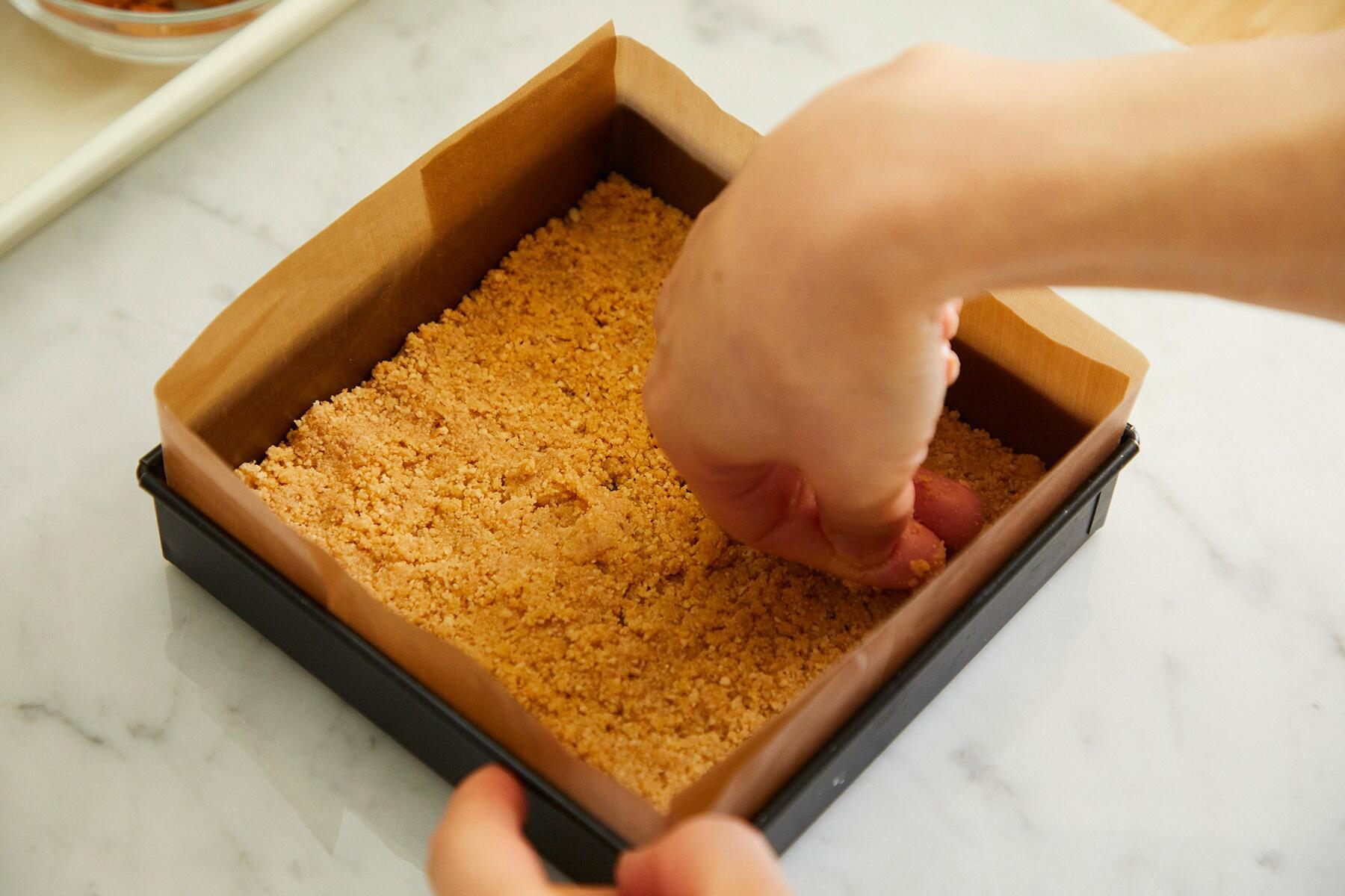 材料を混ぜて型に敷く