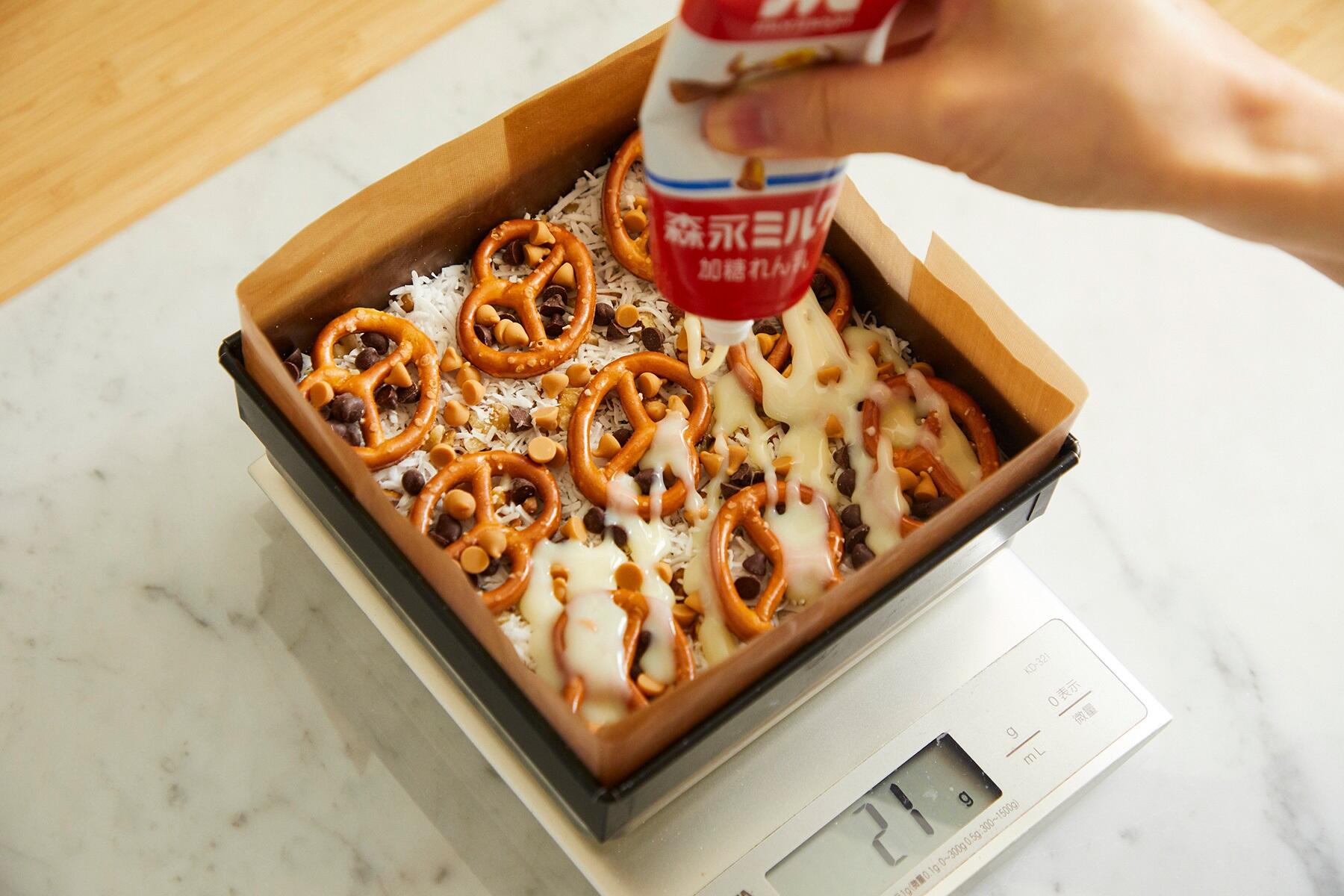 練乳を回しかける