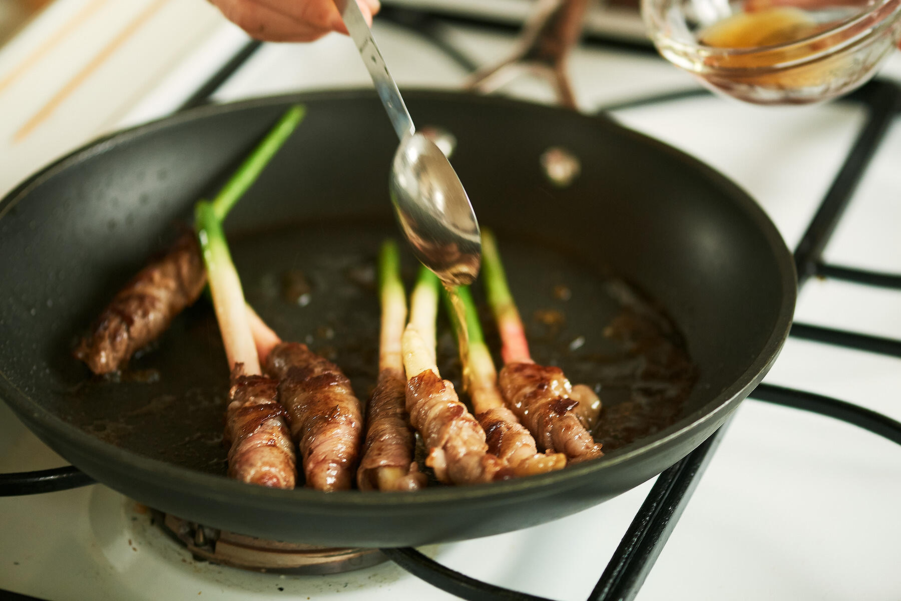 フレッシュな辛味がたまらない“葉生姜の牛肉巻き”