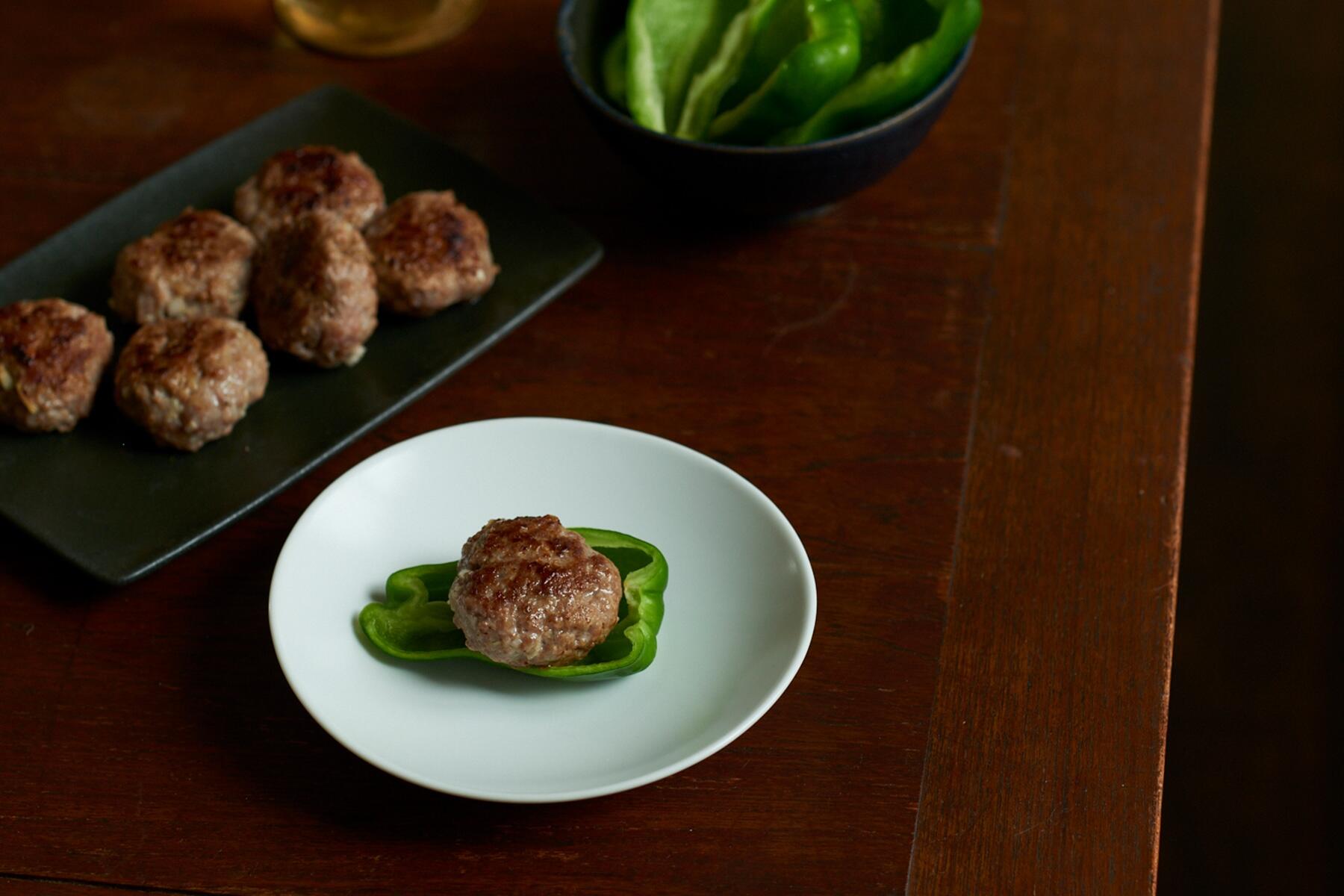 花山椒の痺れる辛味がアクセントの“スパイシー豚つくね”