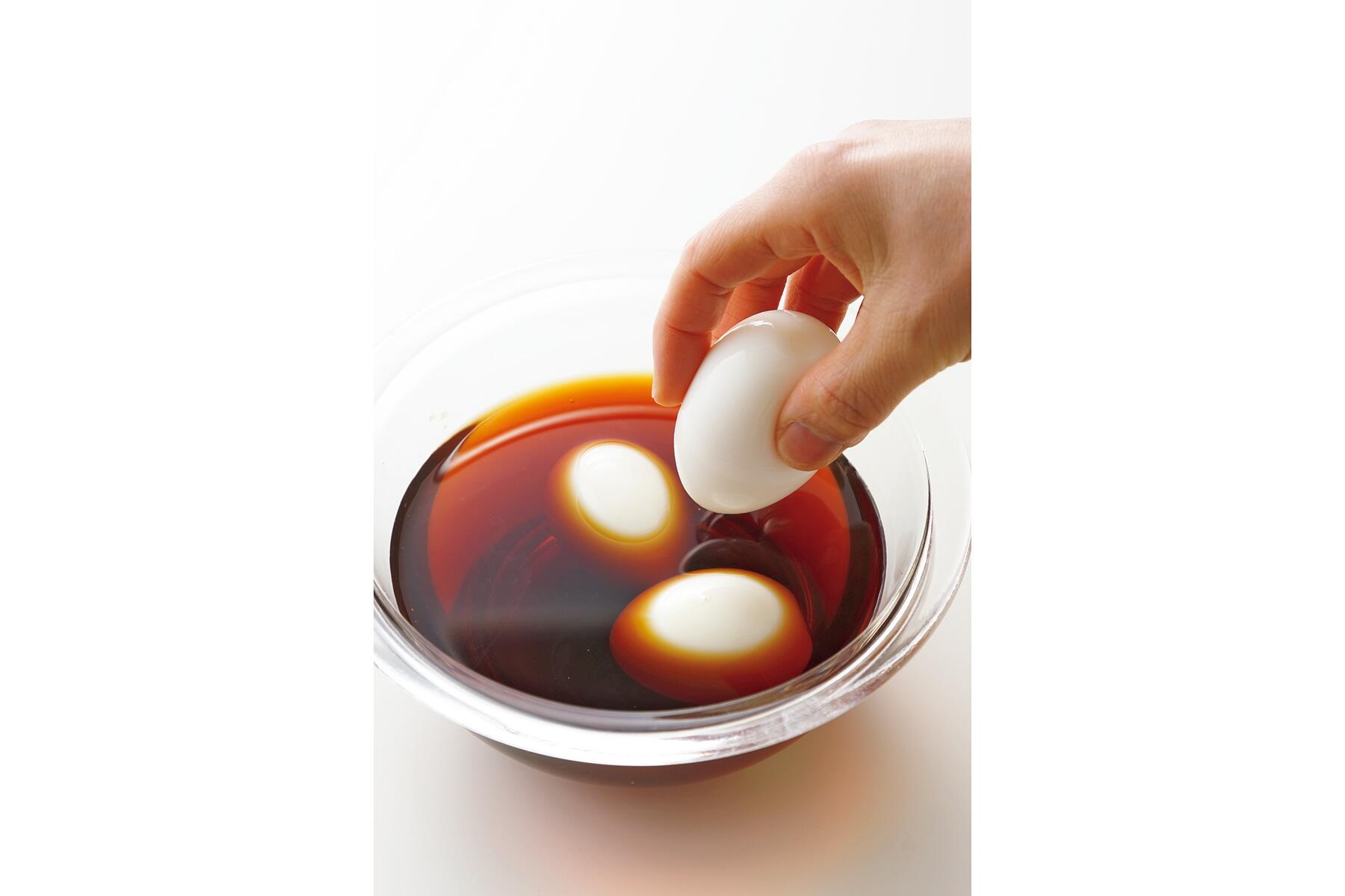 ゆで卵を漬ける