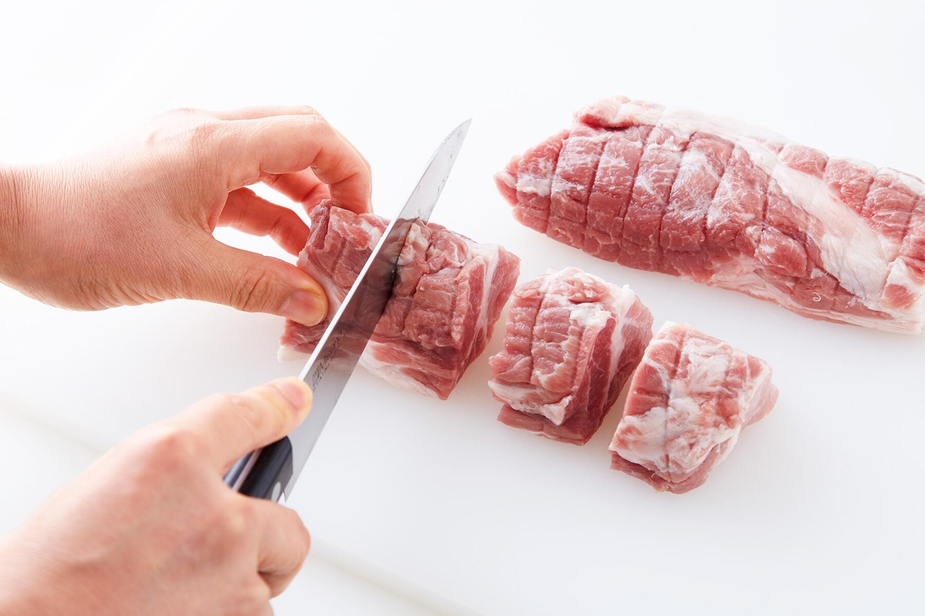 豚肉をカットする