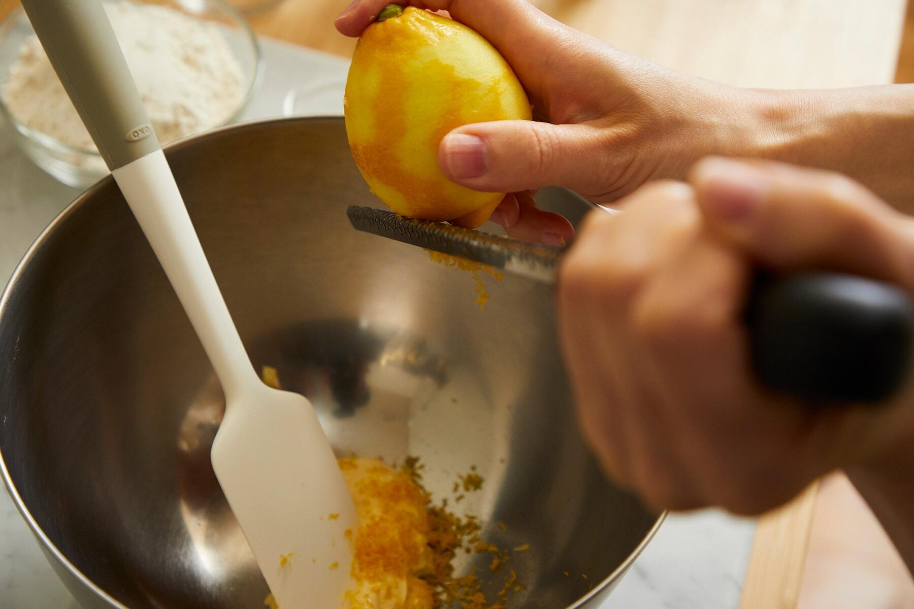 マヨネーズ、レモンの皮を混ぜる。