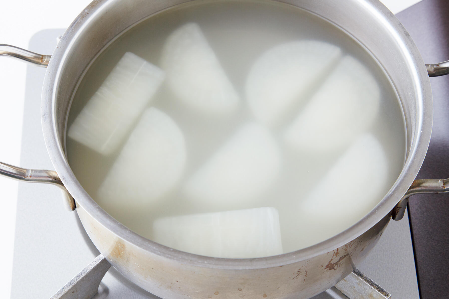 大根の下ゆでをする