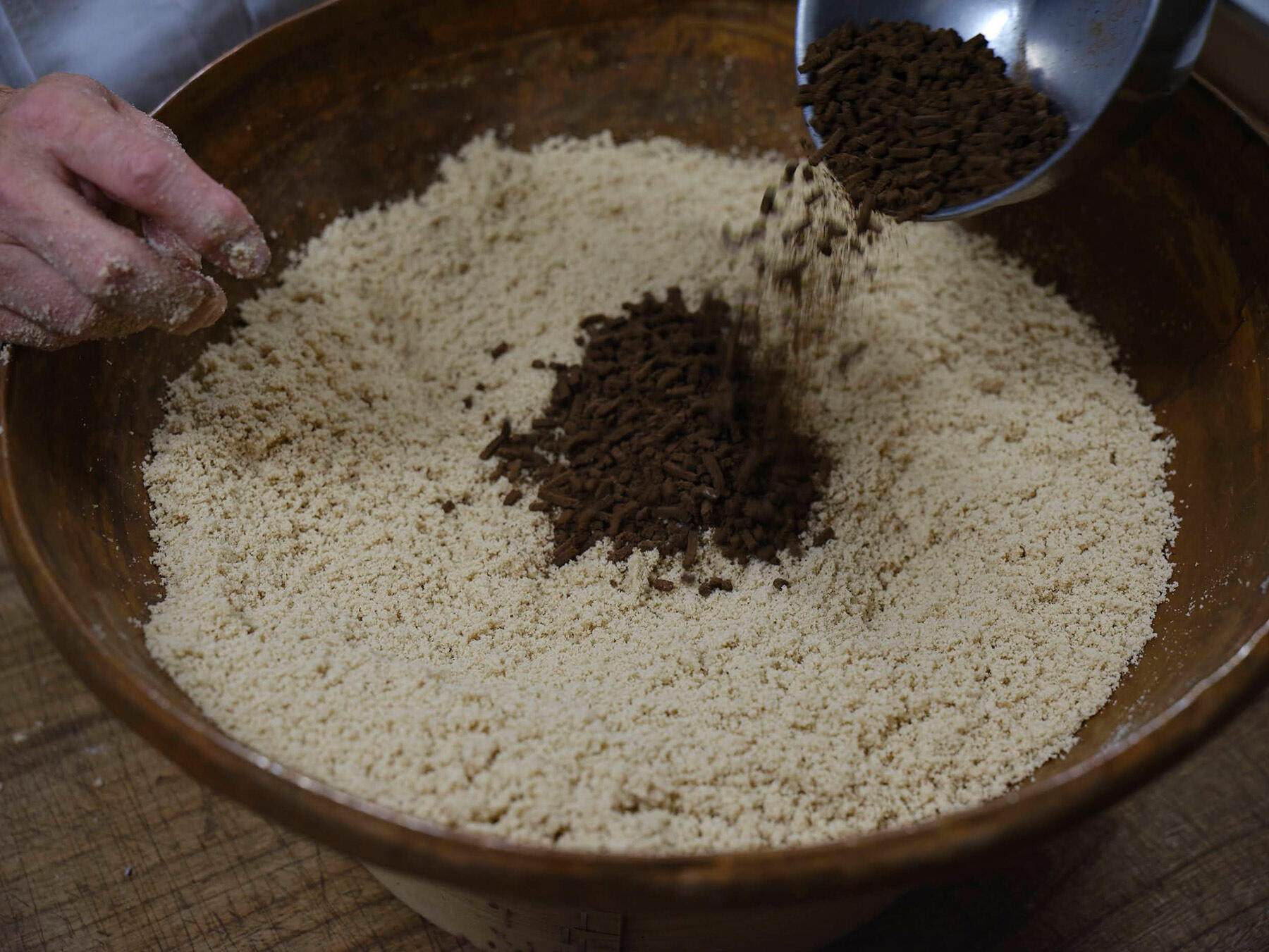 生地の中にそぼろを混ぜる