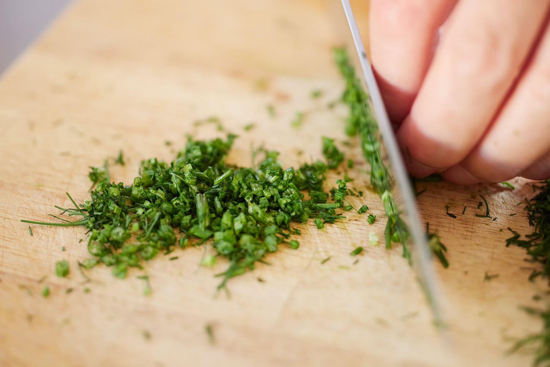 ディルをきざむ