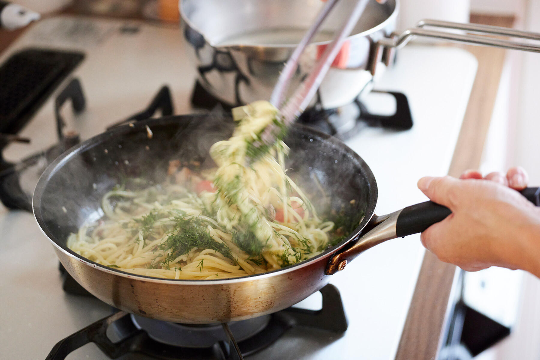 パスタをソースで和える