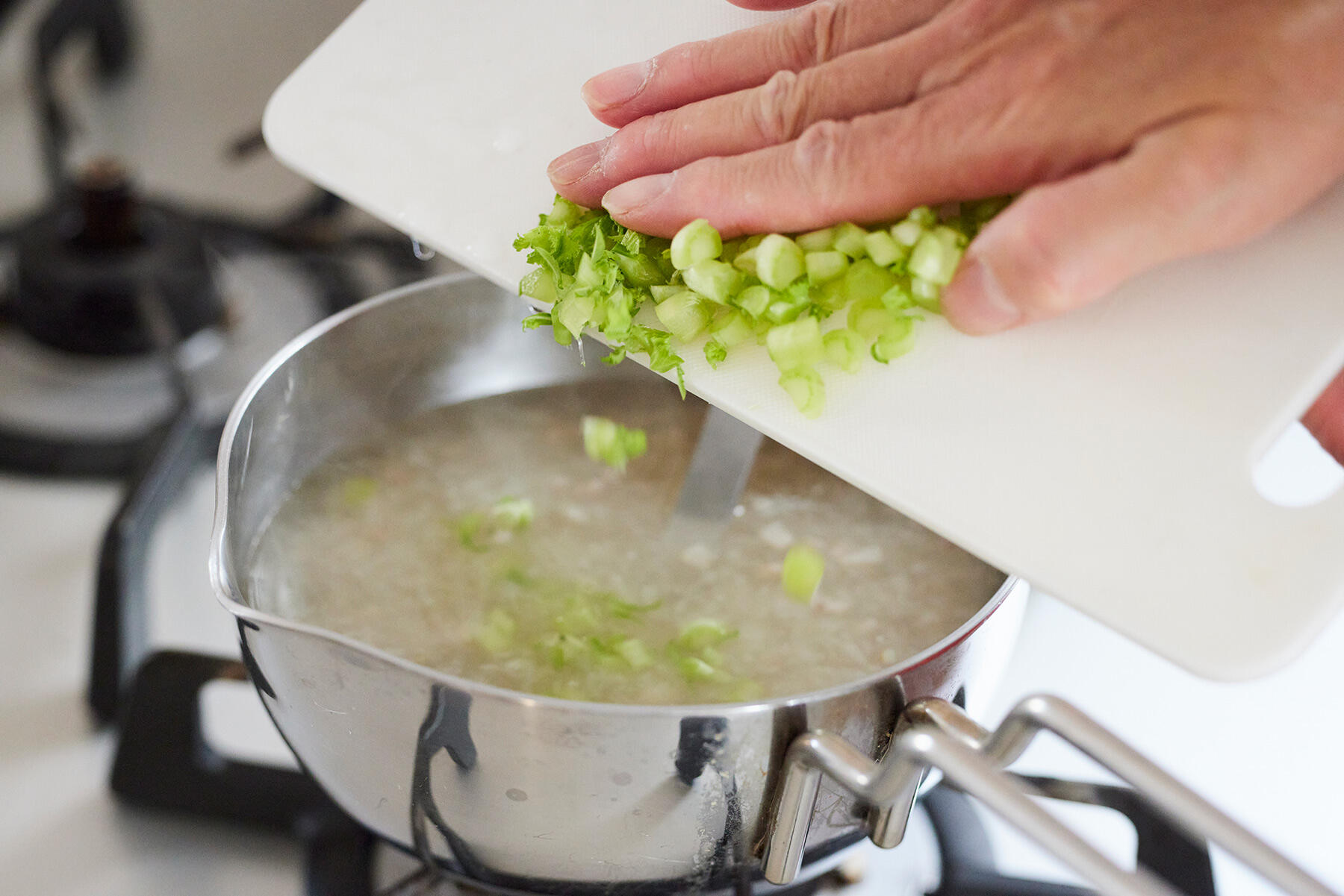 とろみをつけて葉を加える