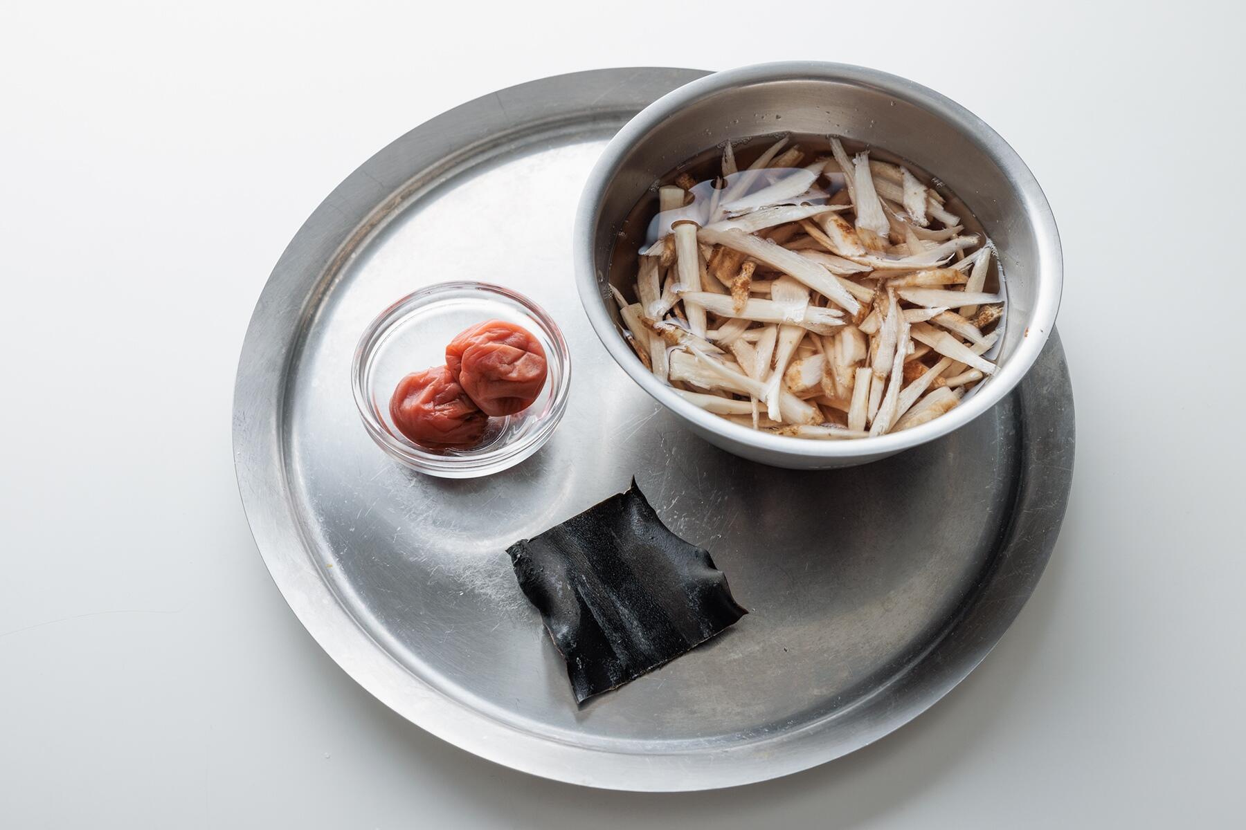 ごぼうをカットする