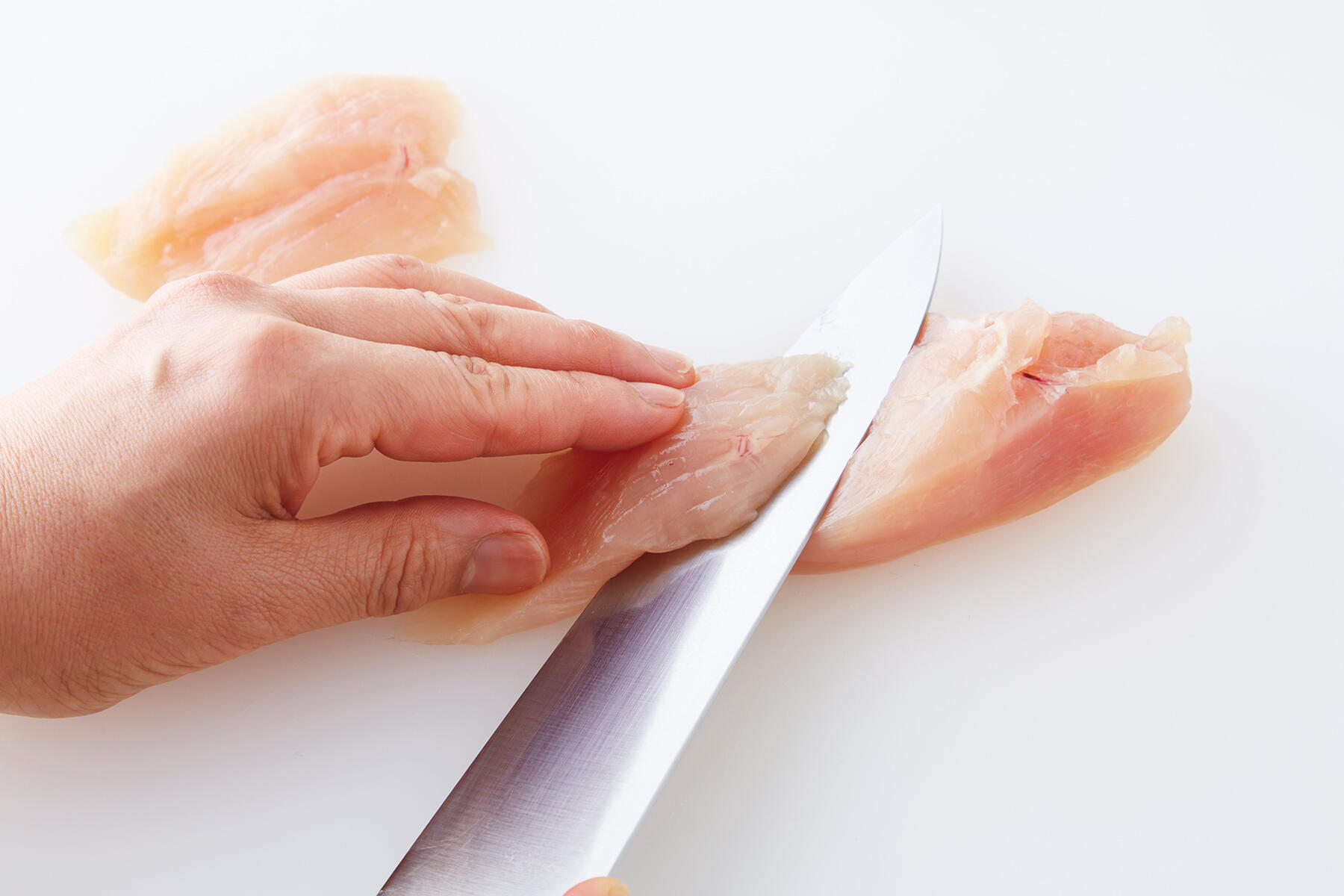 鶏肉をそぎ切りにする