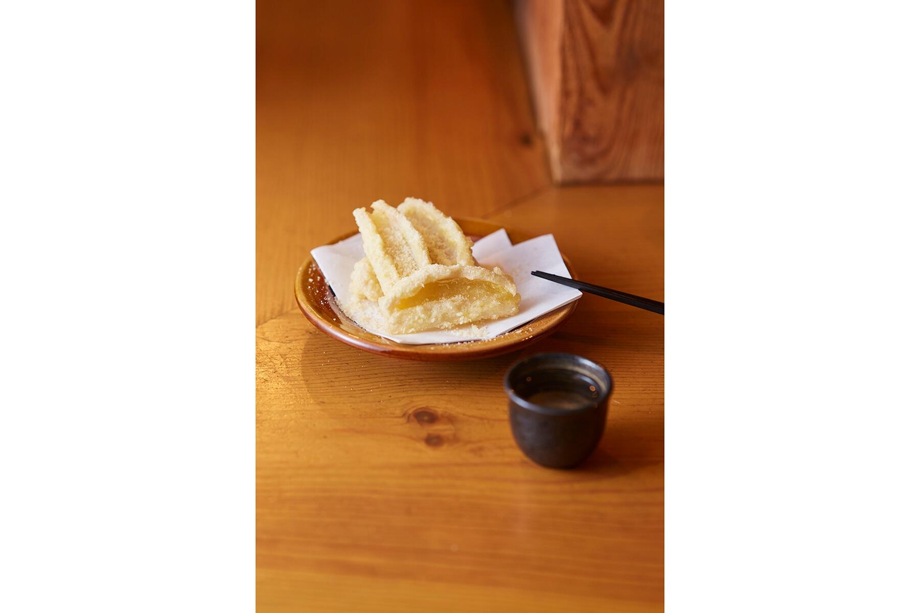 シャキシャキ食感がたまらない！“揚げ蓮根のパルメザンチーズがけ”