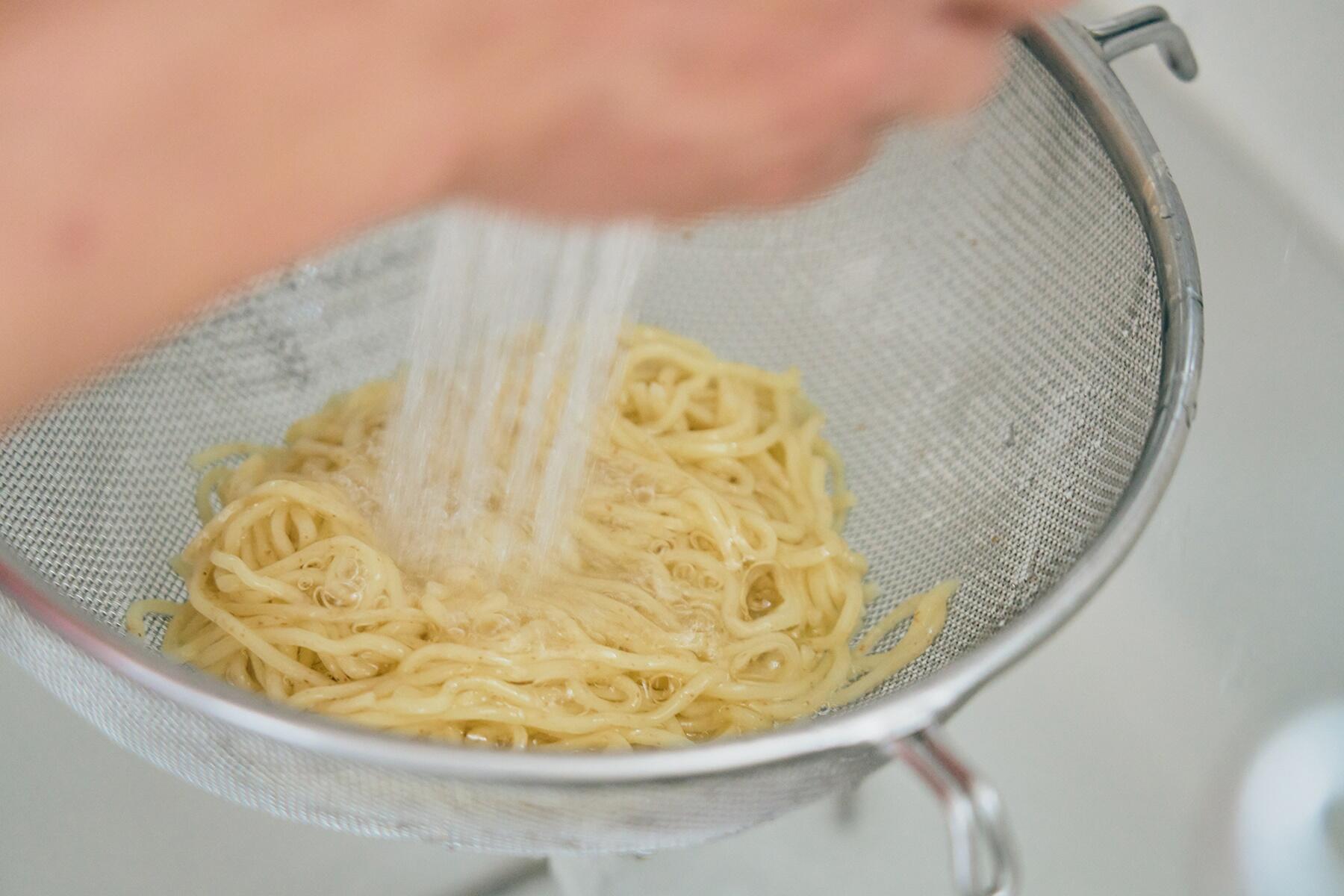 麺をゆでる